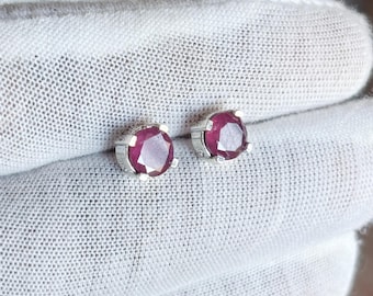 Pendientes de botón de rubí rojo natural: Plata de ley 925 minimalista
