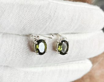 Puces d'oreilles fines en moldavite : bijoux en argent 925 avec pierres précieuses