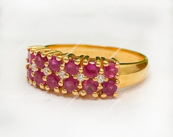 Peut inclure: Une bague en or ornée de deux rangées de pierres précieuses rouges vives, entrecoupées de petites pierres blanches scintillantes. La bague présente un design de bande classique, mettant en valeur une esthétique luxueuse et élégante. Les pierres sont serties.