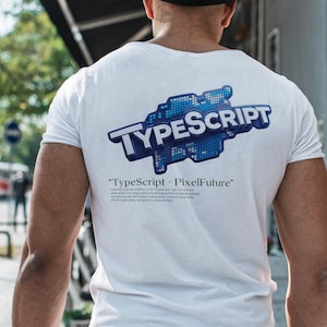 Könnte beinhalten: Weißes T-Shirt mit dem Wort "TypeScript" in Blau und Weiß, mit einem blauen Grafikdesign. Der Text "TypeScript - PixelFuture" steht unter dem Haupttext. Die Person trägt einen schwarzen Hut und blaue Jeans.