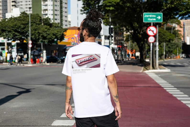 T-shirt JavaScript-ontwikkelaar, programmeercadeau, T-shirt techneut, shirt computerliefhebber, codeerhumorkleding afbeelding 1