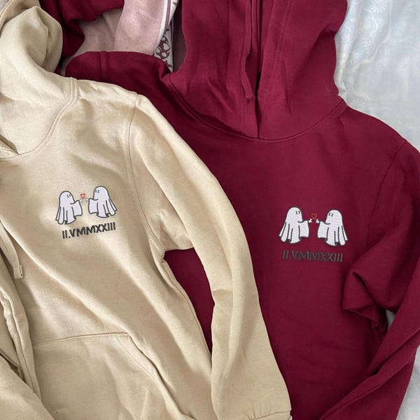 Personalisierter Geister Paar Bestickter Hoodie - Passender Halloween Hoodie mit benutzerdefinierten römischen Ziffern, Geschenk für Freund oder Freundin