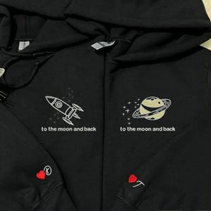 Sudadera con capucha &quot;To The Moon and Back&quot;: sudadera personalizada con números romanos para pareja, regalo de aniversario para él o ella
