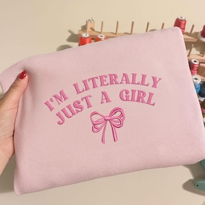 Ich bin buchstäblich nur ein Mädchen besticktes Sweatshirt, lustige Geschenke, Girly Shirt, Girly Geschenke rosa, lustiges y2k meme Shirt, Geschenkideen für sie