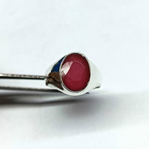 Massivt 925 sterlingsilver ovalt slipat röd rubin herrring med födelsesten rubin ädelsten signetring, handgjorda rubinsmycken för pojkar jubileumspresent