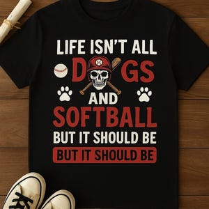 Könnte beinhalten: Schwarzes T-Shirt mit dem Text "LIFE ISN'T ALL DOGS AND SOFTBALL BUT IT SHOULD BE". Das Design umfasst einen Baseball, Pfotenabdrücke und einen Schädel mit Baseballkappe. Unten sind cremefarbene Turnschuhe.