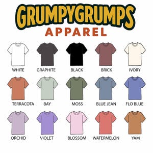 Puede incluir: Imagen que muestra una variedad de camisetas en diferentes colores, incluyendo blanco, negro y azul. El texto "GRUMPYGRUMPS APPAREL" est&aacute; en la parte superior. Cada camiseta est&aacute; etiquetada con su nombre de color, como "Graphite" y "Terracotta".