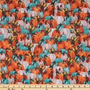 Może przedstawiać: Wzór na tkaninie z powtarzającym się motywem dyni w odcieniach pomarańczu, turkusu i bieli. Dynie mają kręcone pędy i są przeplatane kolbami kukurydzy. Motyw jest jesienny i świąteczny.