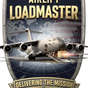 K&ouml;nnte beinhalten: Ein schildf&ouml;rmiges Emblem mit einem grauen milit&auml;rischen Frachtflugzeug, das &uuml;ber eine ge&ouml;ffnete Heckrampe eine Holzkiste l&auml;dt. Der Text AIRLIFT LOADMASTER steht oben, und DELIVERING THE MISSION befindet sich auf einem Banner am unteren Rand.