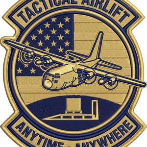 K&ouml;nnte beinhalten: Ein kreisf&ouml;rmiger, bestickter Aufn&auml;her in Gold und Marineblau. Das Design zeigt ein milit&auml;risches Transportflugzeug &uuml;ber einer stilisierten amerikanischen Flagge, mit dem Text TACTICAL AIRLIFT oben und ANYTIME ANYWHERE unten.