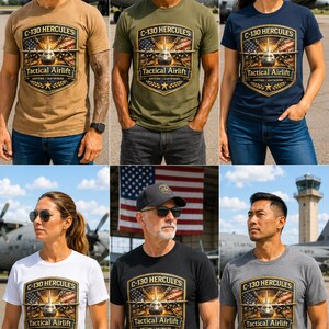 K&ouml;nnte beinhalten: Ein kurz&auml;rmeliges T-Shirt mit einem grafischen Emblem eines C-130 Hercules Flugzeugs und dem Text C-130 HERCULES, Tactical Airlift sowie ANYTIME ANYWHERE. Das Design zeigt einen US-Flaggenhintergrund, gekreuzte Propeller und einen goldenen Stern.