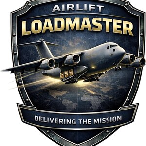 Puede incluir: Un emblema en forma de escudo que muestra un avi&oacute;n de carga militar gris en vuelo. El texto AIRLIFT LOADMASTER aparece en dorado en la parte superior, y DELIVERING THE MISSION est&aacute; escrito en blanco en una banda azul oscuro sobre un mapa.
