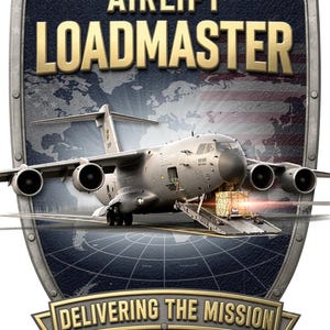Puede incluir: Un emblema en forma de escudo que muestra un avi&oacute;n de carga militar gris con una rampa trasera abierta cargando una caja de madera. El texto AIRLIFT LOADMASTER aparece arriba y DELIVERING THE MISSION en una cinta en la parte inferior.