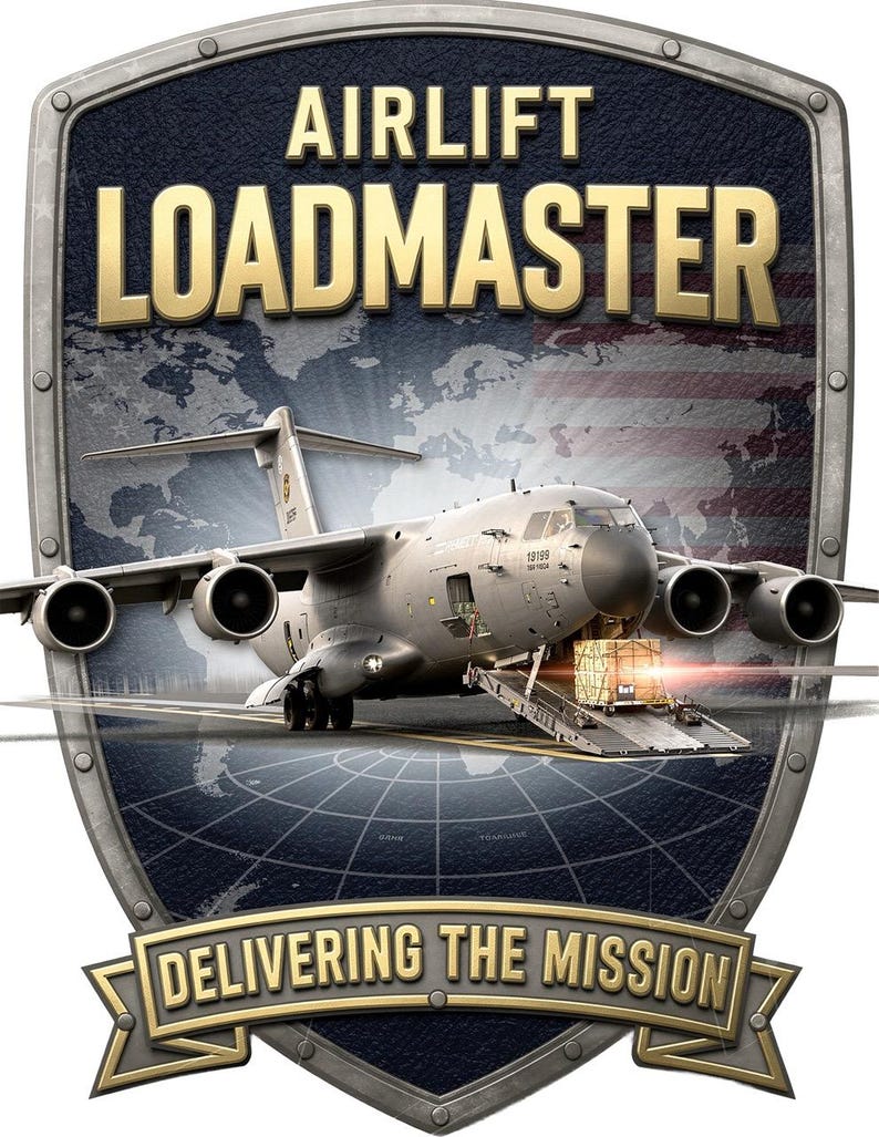 Puede incluir: Un emblema en forma de escudo que muestra un avi&oacute;n de carga militar gris con una rampa trasera abierta cargando una caja de madera. El texto AIRLIFT LOADMASTER aparece arriba y DELIVERING THE MISSION en una cinta en la parte inferior.