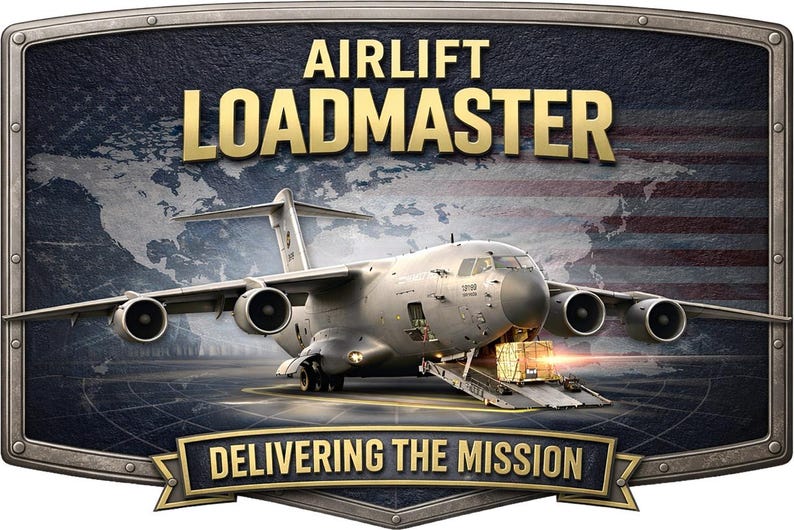 K&ouml;nnte beinhalten: Ein rechteckiges Schild mit einem grauen milit&auml;rischen Transportflugzeug mit offener Laderampe und einer palettierten Fracht. Der Text AIRLIFT LOADMASTER erscheint in Gold oben, und DELIVERING THE MISSION steht unten vor einer Weltkarte und US-Flagge.
