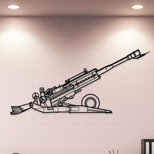 Puede incluir: Una obra de arte mural de metal negro que representa un cañón de artillería detallado. La obra de arte está montada en una pared de ladrillo blanco, mostrando el intrincado diseño del arma. El cañón está inclinado hacia arriba, sugiriendo una posición de disparo.