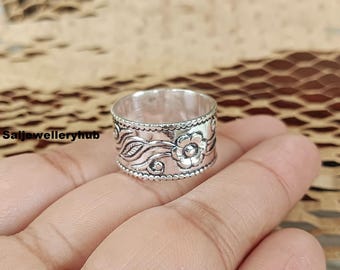 Handgemaakte sterlingzilveren bandring met bloemen: statement brede bohobloem