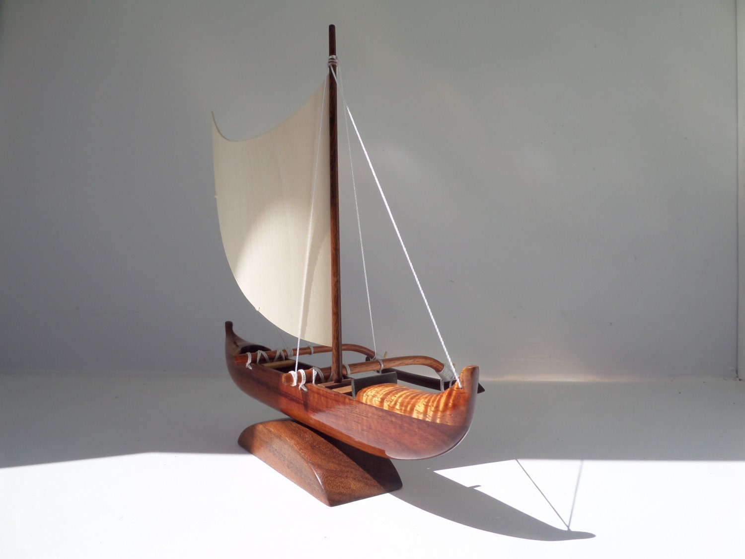 Mini canoa de pesca hawaiana con vela en caja de regalo - Etsy México, image size:1500x1125