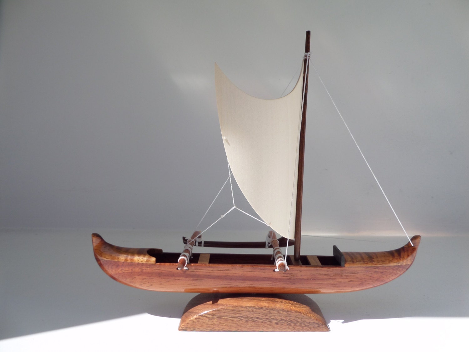 Mini canoa de pesca hawaiana con vela en caja de regalo - Etsy México, image size:1500x1125