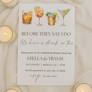 Può includere: Invito per un addio al nubilato con illustrazioni di cocktail. Il testo recita: "Prima che dicano di sì, facciamo un drink o due" e include i nomi di Stella e Travis, la data, l'ora e le informazioni RSVP.