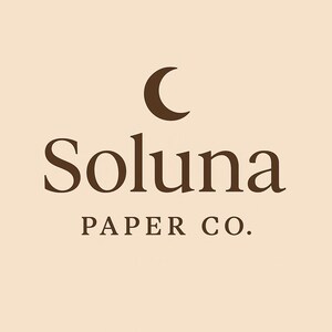 Puede incluir: Logotipo de Soluna Paper Co. con una luna creciente marrón sobre el nombre de la empresa en una fuente serif. El texto «PAPER CO.» está debajo. El logotipo está sobre un fondo beige claro.
