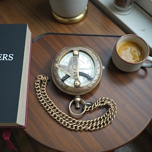 Reloj de bolsillo Victoria London 1876 de latón con esfera solar: colgante de cadena estilo steampunk náutico - reloj funcional de estilo antiguo y regalo vintage único