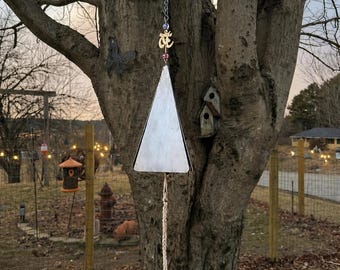 Campana de viento Om hecha a mano, campana colgante triangular de metal, decoración espiritual para jardín, para colgar en árboles al aire libre, campanilla sonora para meditación, decoración bohemia para el hogar