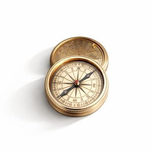 Può includere: Due antiche bussole in ottone su sfondo bianco. Le bussole hanno un design classico con un quadrante rotante, un ago e indicazioni direzionali. La bussola superiore ha un quadrante del calendario.