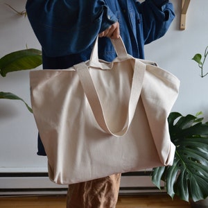 Large tote with an inside bottle pocket image 2