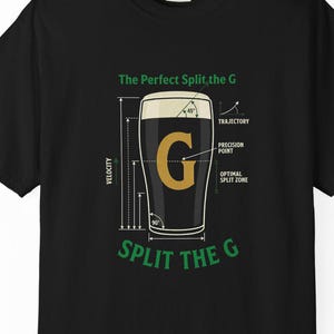 以下が含まれることがあります： 黒いTシャツ。中央に「G」の文字が入ったビールのパイントグラスのグラフィック。テキスト「The Perfect Split, the G」と「Split the G」が表示されています。グラフィックには図とラベルが含まれています。