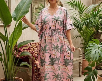 Abito caftano con stampa animalier rosa safari – Abbigliamento da casa in cotone tropicale, copricostume boho