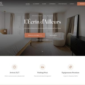 Puede incluir: Página de inicio del sitio web de una casa de huéspedes con encanto, que presenta un dormitorio con una cama, cortinas y un espejo. El sitio incluye enlaces de navegación, un botón de reserva y texto en francés. Se muestran iconos y texto adicionales en la parte inferior.