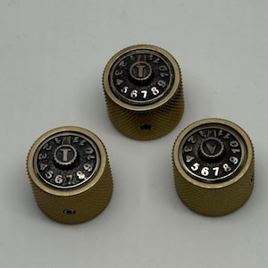 Könnte beinhalten: Ein Set aus drei Keramikbehältern mit Deckeln, verziert mit einem geometrischen Muster in Blau-, Weiß- und Grautönen. Die Behälter sind in verschiedenen Größen erhältlich, ideal für die Küche.