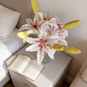 Giglio bianco all'uncinetto finito, giglio rosa lavorato a maglia con foglie, bouquet di fiori all'uncinetto, decorazione per la casa, regalo per mamma, amica, compagna di classe, insegnante