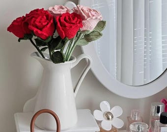Ramo de rosas de ganchillo hecho a mano: Decoración floral para el hogar que perdura.