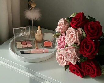Ramo de rosas de ganchillo hecho a mano: Decoración floral para el hogar que perdura.
