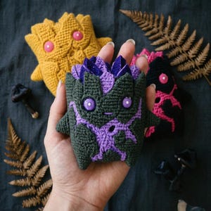 Gehäkelter Zero Spirit Cube Amigurumi, Plüschtier im dunklen Alt-Stil, verspielte gotische Elfenpuppe