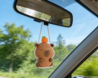 Colgante de espejo de coche a crochet: Amuleto de coche de peluche de capibara amigurumi hecho a mano