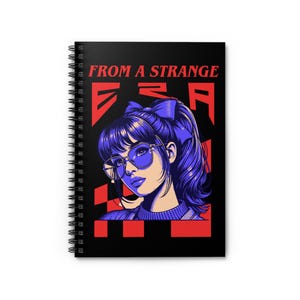 Puede incluir: Cuaderno negro con espiral que presenta una ilustración estilizada de una mujer con cabello morado, gafas de sol y un lazo azul. El texto "FROM A STRANGE" está en rojo encima de la ilustración. Formas geométricas rojas y negras en el fondo.