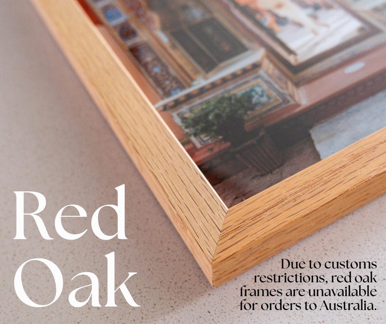 Op de afbeelding: Een lichtgekleurde fotolijst van rood eikenhout met een verstekverbinding. De lijst bevat een foto van een interieur met een kamerplant. De tekst Red Oak staat links afgedrukt en rechts staat een mededeling over douanebeperkingen.