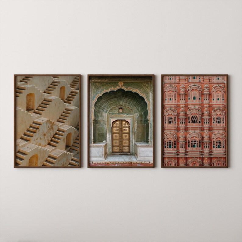 Op de afbeelding: Een set van drie ingelijste wandkunstprints. De linker print toont beige stenen trappenputten. De middelste print toont een groene boogdeur met een gouden deur. De rechter print toont een rode gevel met meerdere kleine boogramen.