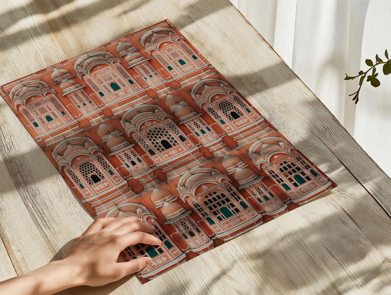 Op de afbeelding: Een rechthoekige placemat met een herhalend patroon van terracotta-kleurige architecturale structuren met boogramen, koepeldaken en gedetailleerde witte versieringen. Het ontwerp bevat kleine blauwgroene accenten in de raamkozijnen.