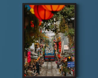 Zdjęcie ulicy pociągu w Hanoi // Fotografia podróżnicza z Wietnamu, kolorowe dekoracje do domu