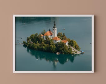 Lámina del lago Bled // Fotografía de viajes a Eslovenia, Arte mural de la isla de Bled