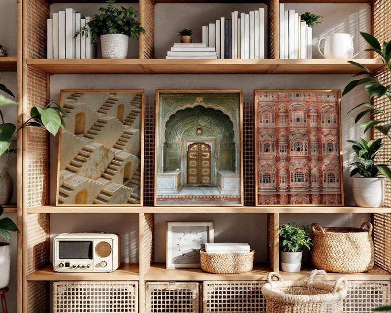 Op de afbeelding: Drie ingelijste wandkunstwerken op een houten plank. De linker print toont een beige stenen trap, de middelste print een groene boogdeur en de rechter print een rood gebouw met een gevel vol boogramen.