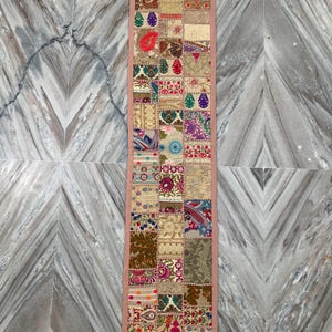 Puede incluir: Un letrero de madera rústica con el texto "Welcome to our home" en letras blancas. El letrero presenta un acabado envejecido y un diseño simple y acogedor, perfecto para la decoración de la entrada.