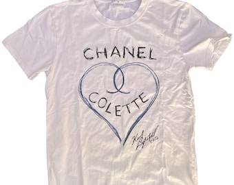 T-shirt vintage Chanel x Colette Karl Lagerfeld con stampa grafica, in cotone bianco a maniche corte.