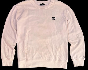 Felpa girocollo vintage Chanel con logo ricamato, bianca, con grande logo sul retro.