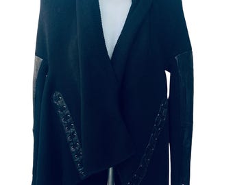 Cardigan vintage Christian Dior Paris nero drappeggiato in maglia / Maglione aperto a cascata con finiture in pelle