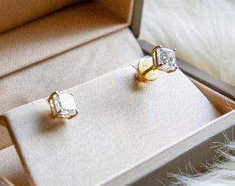 Aretes solitarios de oro de 14 quilates con diamantes cultivados en laboratorio y corte princesa